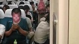 男生在过道玩游戏，把火车当成了自己家