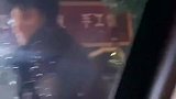 男子去扒人家车上的雪，一回头车主站在身后，应该是南方人