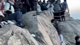 爬泰山登顶男生奋力挥舞五星红旗