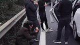 返乡路上遇上堵车，男人们都选择下车相互结交聊天