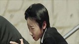 千万不能在小孩面前擦头发，尤其是美女，否则会产生不良心理！