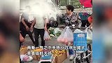 大妈怀疑商贩用“鬼称”，两人在街上起争执，商贩一怒之下持刀冲出