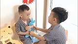 相差两岁的哥哥哄弟弟玩耍，哥哥：妈呀，我都快憋出内伤来了