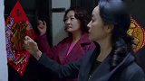 小情侣正腻歪，怎料准岳母突然进门，小伙反应贼逗