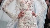 白色雕花婚纱，显出了女士的优雅美丽