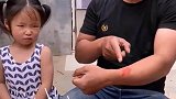 向往的童趣：妹妹咬爸爸的手臂