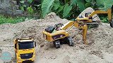 遥控玩具挖掘机和玩具大卡车野外工作表演，孩子都爱看的玩具视频