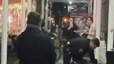 连捶六拳！纽约两警察街头暴打流浪汉致其昏迷其间摸警棍又收手