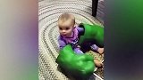 小宝宝戴上绿巨人的大手臂，来回摆动着，看着真是太搞笑了啊！