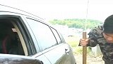 男子刮坏一台5万元的车，车主不要赔偿，小伙却用上百万补偿车主
