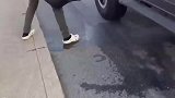 国外修车店小伙太恶毒了，竟直接往地上倒胶水，生意就是这么来的吗？