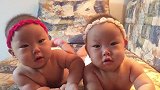 双胞胎小胖娃满身胖乎乎的小肉肉，笑呵呵的小样真让人看不够