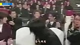 谢霆锋故意坐在陈冠希张柏芝中间唱歌，王菲回眸的眼神中充满故事