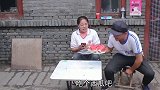 美女吃西瓜掉到处都是，小伙发明了真招数！真是太有才