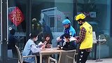 这是我送过最过瘾的一次外卖，眼前这一幕，把小姐姐都看懵了！