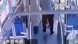 男孩坐公交车不投币向爸爸炫耀 爸爸的做法值得点赞
