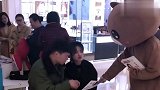 小熊被人欺负找大熊来帮忙，结果大熊被美女一脚撂倒了