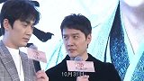 彻底放下了冯绍峰罕露面素颜出镜难掩帅气，与女演员热聊心情好