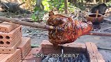 美女在自家后院烤“猪头”，肉质筋道肥而不腻，我：还缺朋友吗