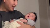 我也不想笑，可是她学我诶