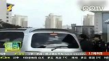 男子手持菜刀 公交车上劫持女童