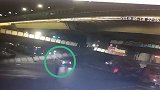 监控曝光：大货车撞塌人行天桥 小轿车侥幸钻出险些被压