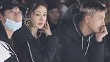 杨幂和陈伟霆同框看秀，街头风编发和中分造型，靓男靓女！