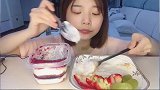 小姐姐小嘴吧吧的，甜品盒子吃的那叫一个带劲，贼馋人