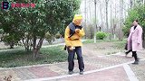 孙悟空搞笑视频：八戒取经路上有点惨，这美女真欠打
