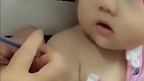 妈妈说打针不疼，结果一针下去就成这样了，宝宝的反应太可爱！