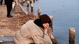男子悠闲式钓鱼逗笑众人