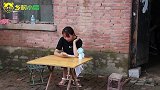 小朱动员小雪去摆地摊干生意，既然觉得摆地摊赚钱，自己为啥不去