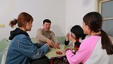 三个美女找单身汉玩游戏，没成想被单身汉赢个精光，结局太逗了
