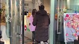 小姐姐钱包被偷走，网红熊见义勇为，最终得到小姐姐青睐
