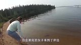 善良女子将鱼儿放生，刚放进水里意外发生了，镜头记录全过程！