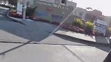 街头恶搞，假扮草人故意吓路人，路人非常害怕