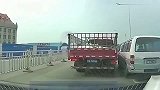 典型的两个路怒症,都是暴脾气死活不让,让一下又何妨