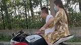 美女不愿意抱着男朋友的腰，可男朋友的操作让女友顺从了！