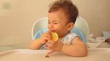 小宝第一次吃柠檬，被酸的表情也是萌爆了，不来看看吗