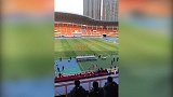 维特塞尔看台拍视频遇阻拦? 神秘男子反复强调“一会儿就走”