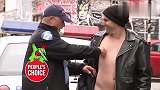 国外恶搞男子将警察衣服撕烂,警察的反击疼得男子哇哇大叫