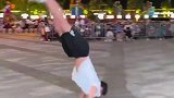 俩男子在广场上耍帅，一套连招看到众人，没想到还真被他们装到了