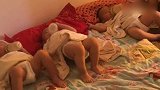 爸爸让三胞胎跳舞，接下来宝宝们的反应好搞笑啊