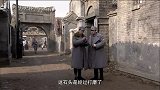 大叔在地面上寻找线索，发现了一块石头