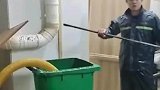 男子神奇操作，管道洞穴探险