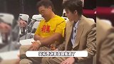 贾冰红毯上秀肌肉，瘦40多斤观众狂夸帅，主持人调侃瘦出一个王皓