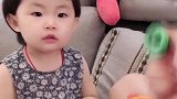 爸爸真是太弱了，玩具都打不开，看来还是妈妈厉害呀