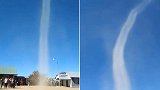 印度：村庄出现迷你龙卷风，几秒卷起几十米高