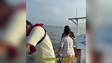 爸爸晕船一直吐儿子钓鱼一直上钩，大爷：得感谢你爹打窝打的好
