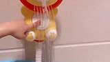 现在小孩真幸福，洗个澡也要这么多玩具，看他们玩的可开心了